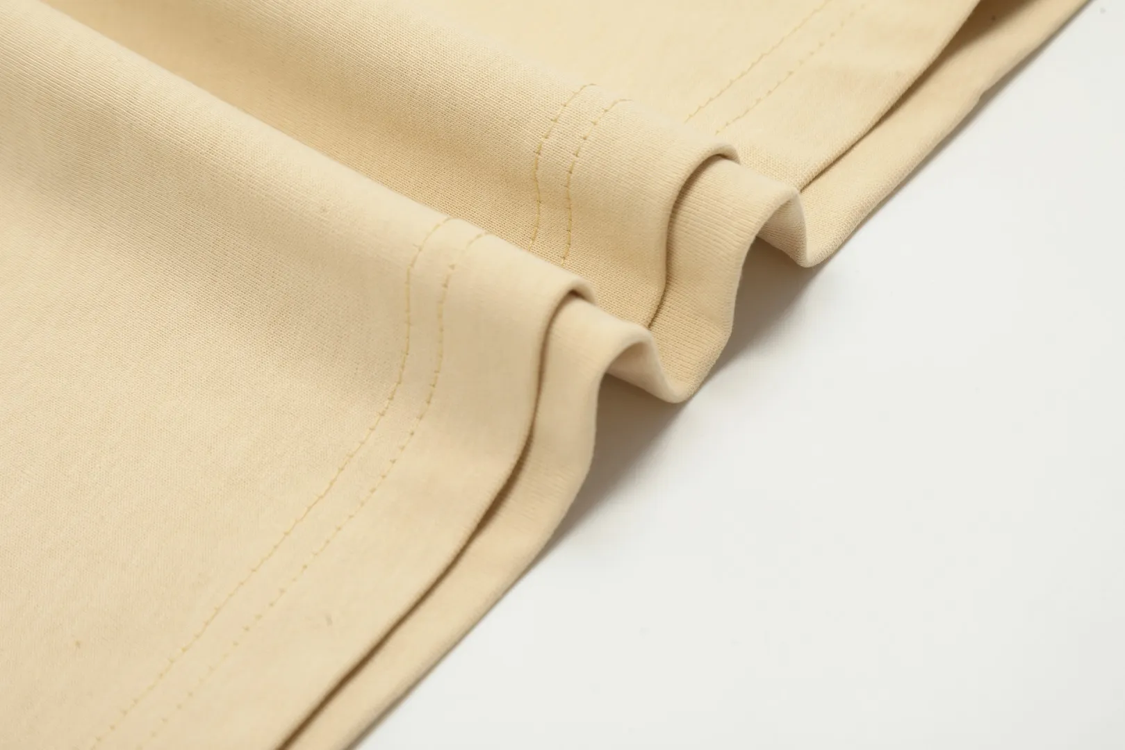 vivienne west wood Vivienne American graffiti-style Maillard mocha color long-sleeved. Super design. Very practical for wearing inside and outside. Full series of correct accessories. Every detail is completely restored. Straightforward to pull up. Size: S M L Uniform color